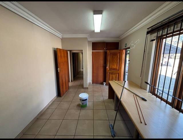76M² BUSINESS TO LET IN CLUBVIEW